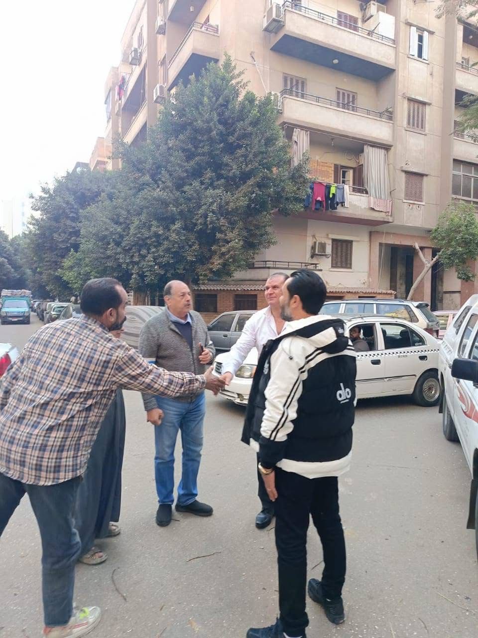 حي العجوزة يستعين بونش الحماية المدنية للتعامل مع سقوط شجرة بشارع شاهين