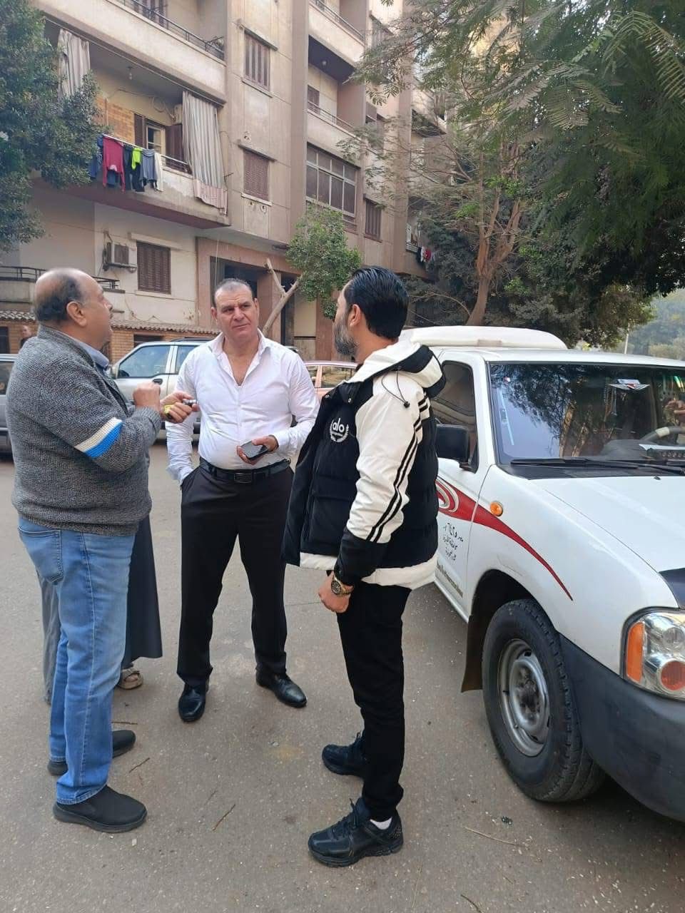 حي العجوزة يستعين بونش الحماية المدنية للتعامل مع سقوط شجرة بشارع شاهين