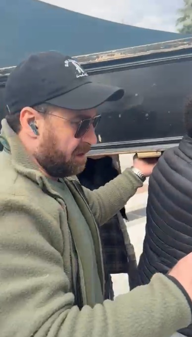 وصول جثمان والدة نضال الشافعي إلي مسجد آل بهجت لأداء صلاة الجنازة عليها