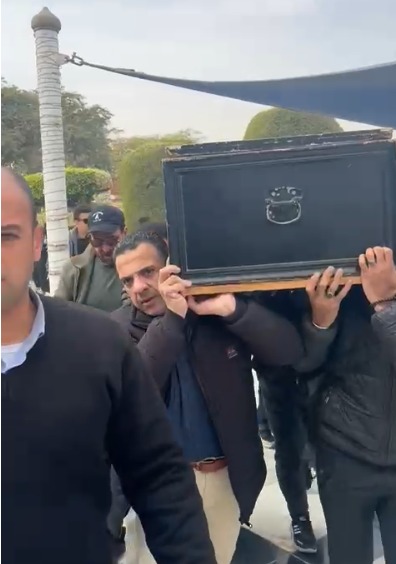 وصول جثمان والدة نضال الشافعي إلي مسجد آل بهجت لأداء صلاة الجنازة عليها