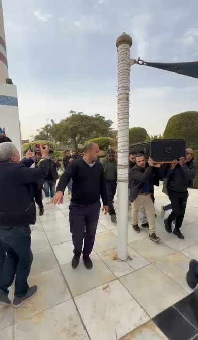 وصول جثمان والدة نضال الشافعي إلي مسجد آل بهجت لأداء صلاة الجنازة عليها