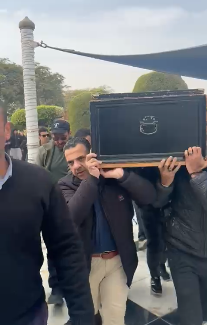 وصول جثمان والدة نضال الشافعي إلي مسجد آل بهجت لأداء صلاة الجنازة عليها