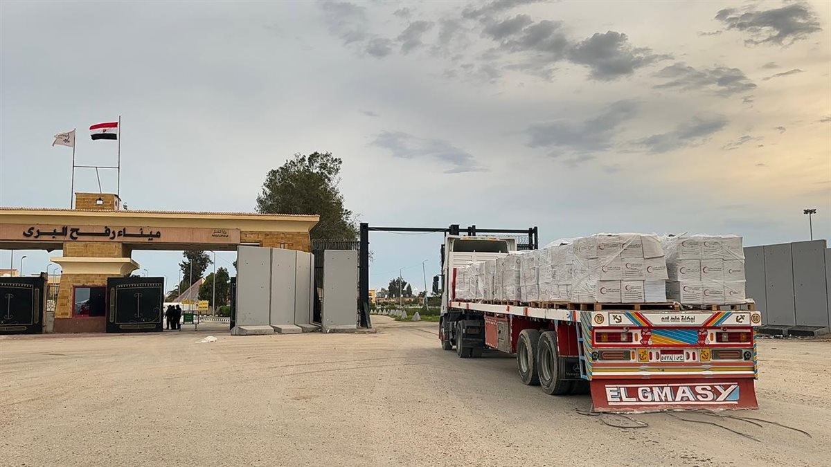 &nbsp;الهلال الأحمر المصري يدفع قافلة زاد العزة 121 مُحملة بالسلال الغذائية والملابس الثقيلة والبطاطين