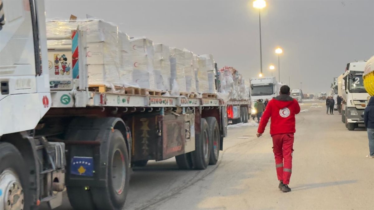 &nbsp;الهلال الأحمر المصري يدفع قافلة زاد العزة 121 مُحملة بالسلال الغذائية والملابس الثقيلة والبطاطين