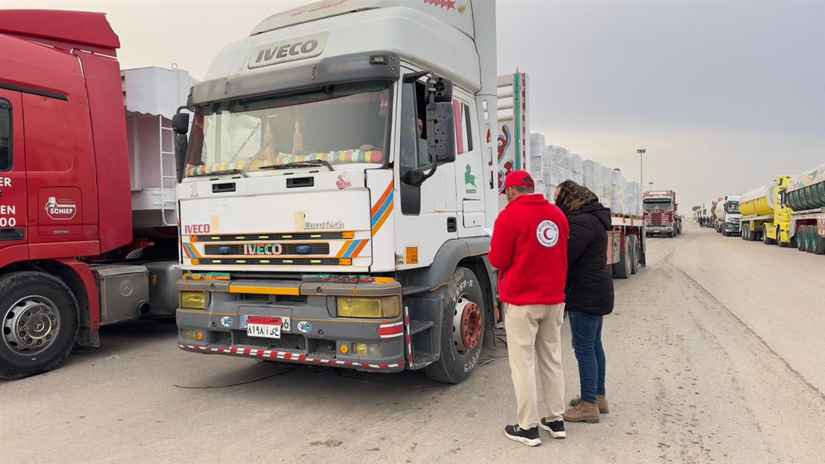 &nbsp;الهلال الأحمر المصري يدفع قافلة زاد العزة 121 مُحملة بالسلال الغذائية والملابس الثقيلة والبطاطين