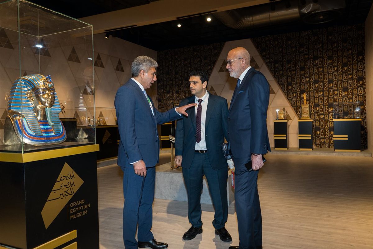 وزير السياحة يفتتح معرض توت عنخ آمون