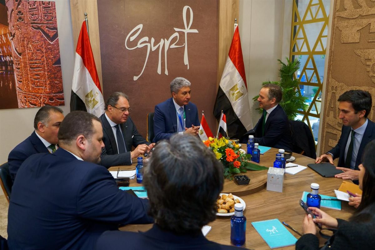 وزير السياحة ومنظمي الرحلات الإسبان