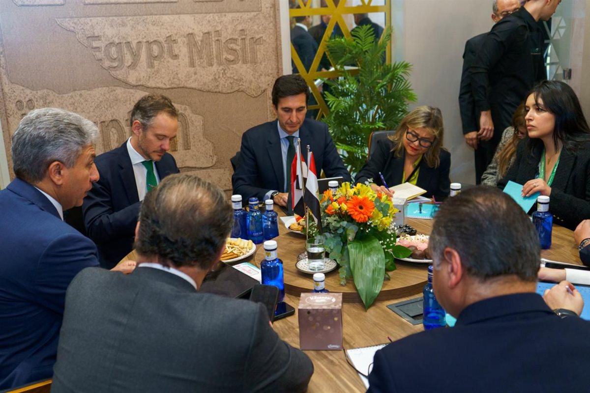 وزير السياحة ومنظمي الرحلات الإسبان