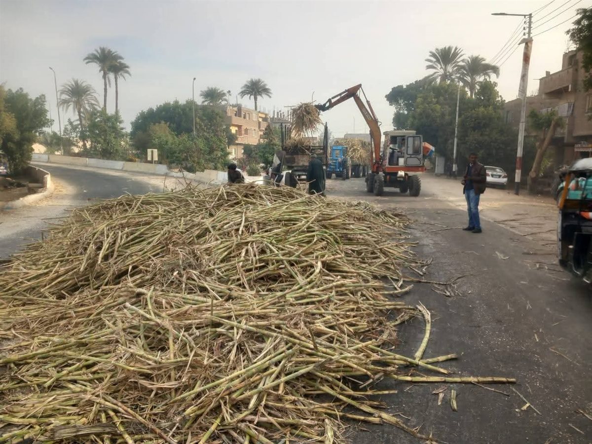انقلاب جرارين محملين بالقصب