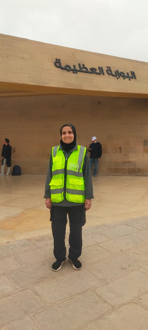&nbsp;عاملة النظافة بمنطقة أهرامات الجيزة