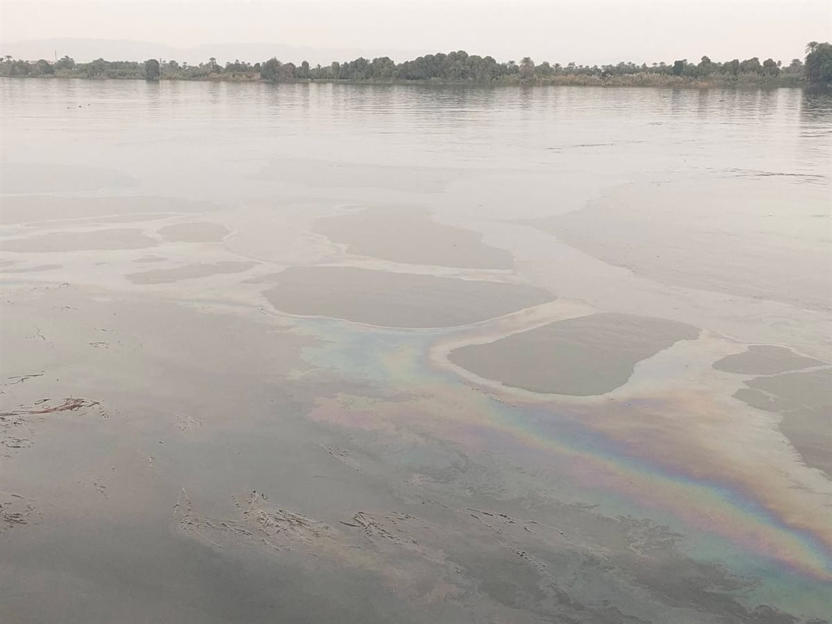 ظهور بقعة زيت كبيرة بنيل إسنا