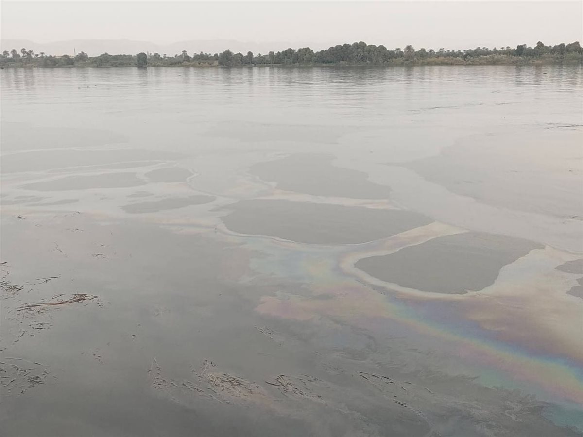 ظهور بقعة زيت كبيرة بنيل إسنا