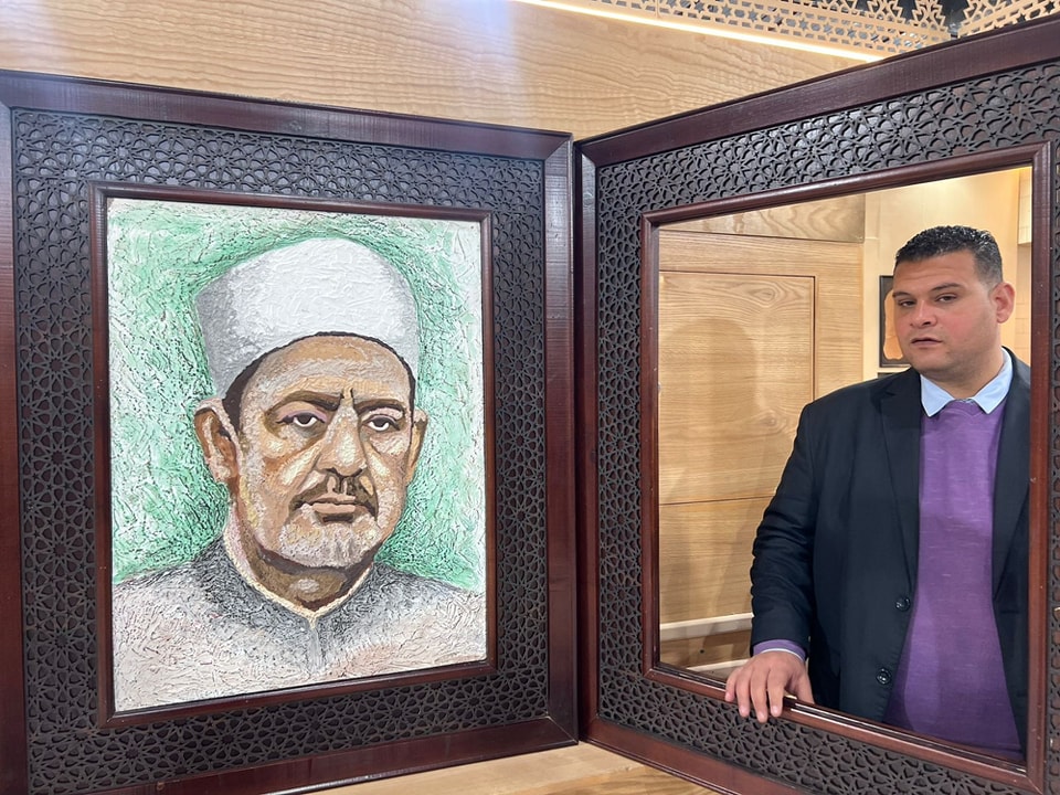 تعجب الزوار.. صورة للذكرى مع الإمام الطيب داخل برواز الكتاب المفتوح في جناح الأزهر الشريف بمعرض الكتاب