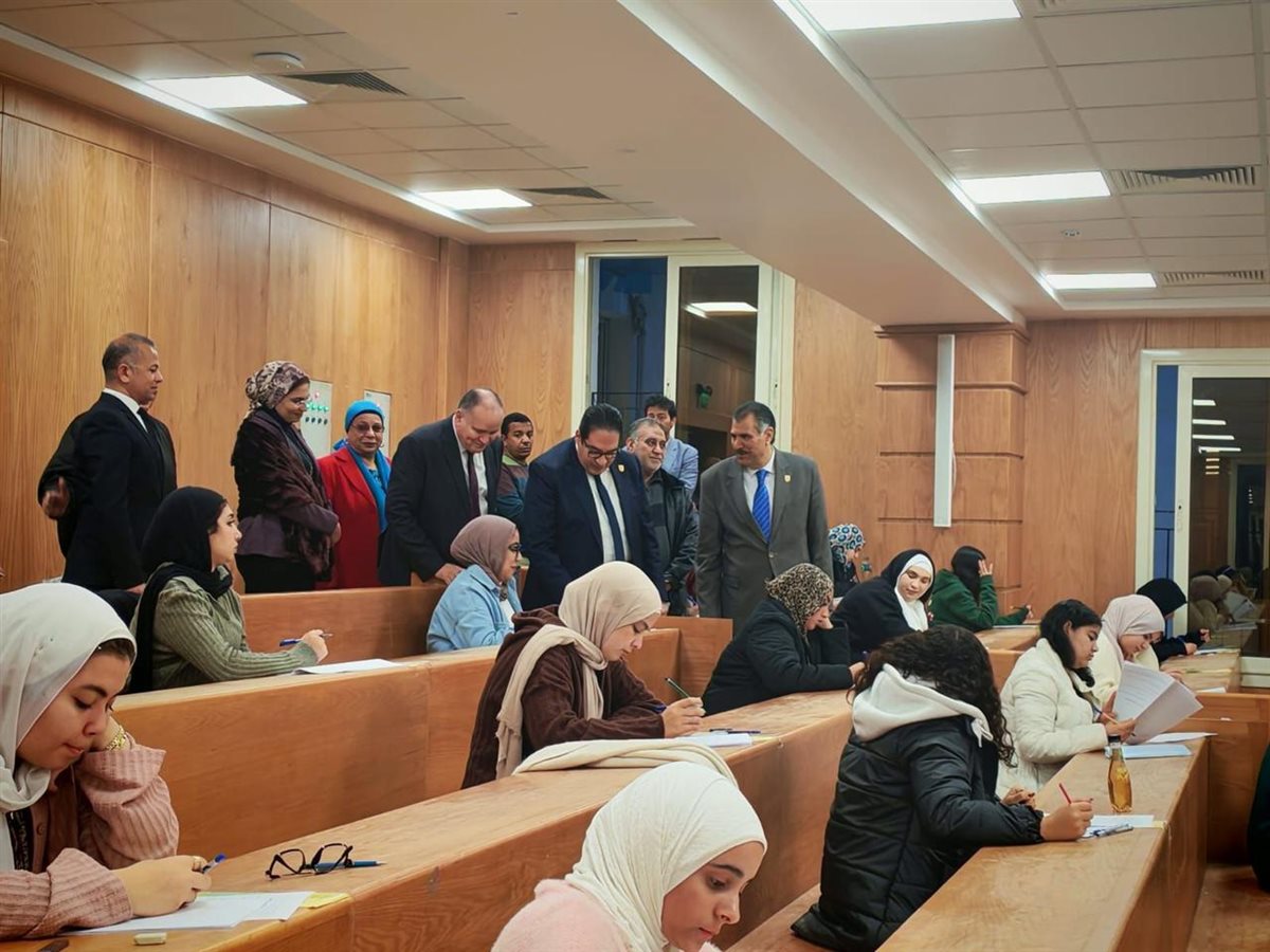 رئيس جامعة القاهرة يتفقد سير امتحانات الفصل الدراسي الأول