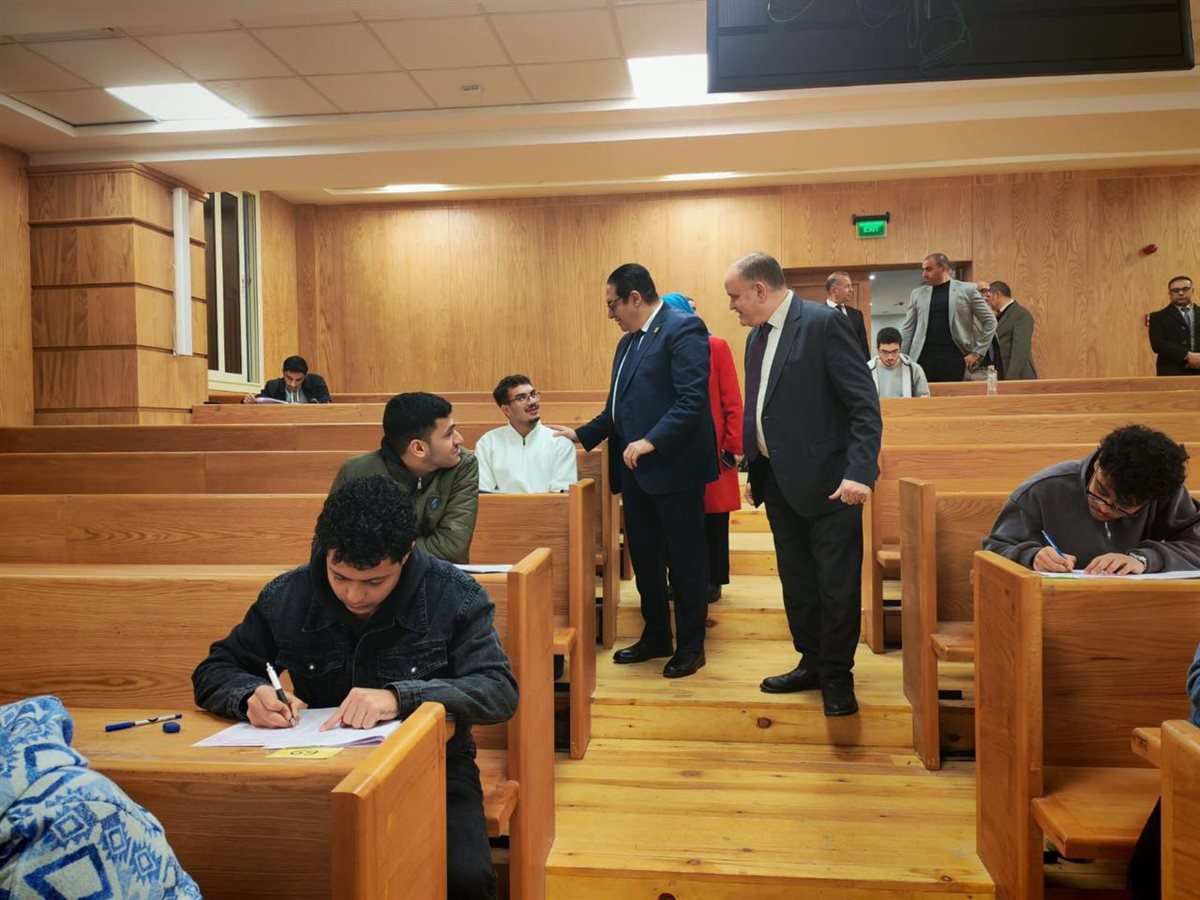 رئيس جامعة القاهرة يتفقد سير امتحانات الفصل الدراسي الأول