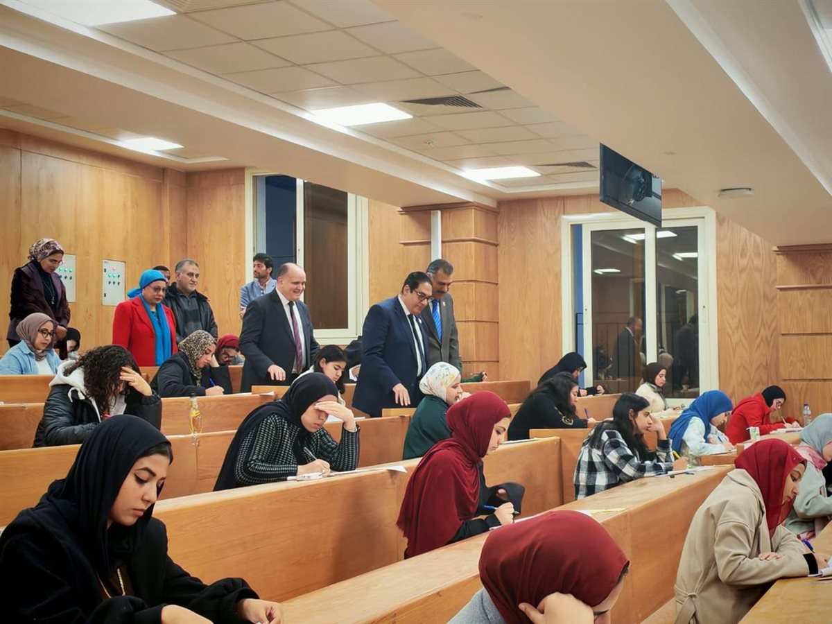 رئيس جامعة القاهرة يتفقد سير امتحانات الفصل الدراسي الأول