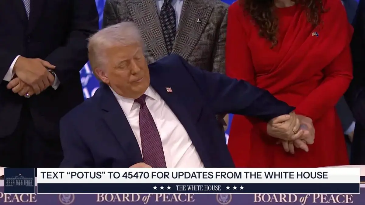 كدمات غامضة على يد ترامب تشعل الجدل وتثير مقارنات بالملكة إليزابيث قبل أيام من وفاتها