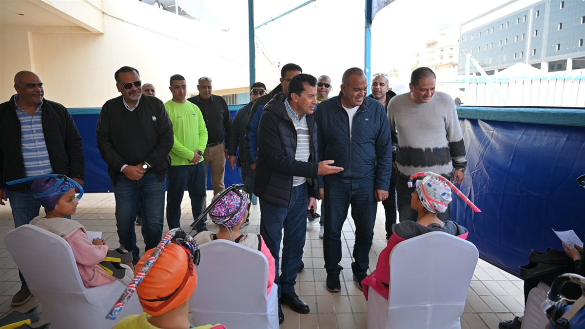وزير الرياضة يشهد منافسات بطولة القاهرة للسباحة بالزعانف