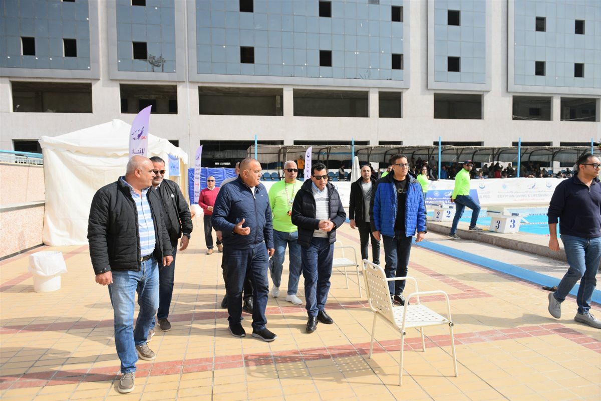 وزير الرياضة يشهد منافسات بطولة القاهرة للسباحة بالزعانف