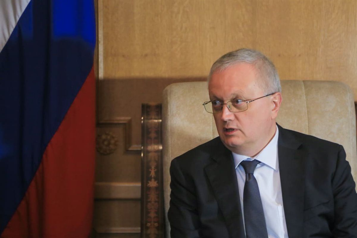 السفير الروسي جيورجي بوريسينكو ومحمد جمال صحفي القاهرة 24 &nbsp;