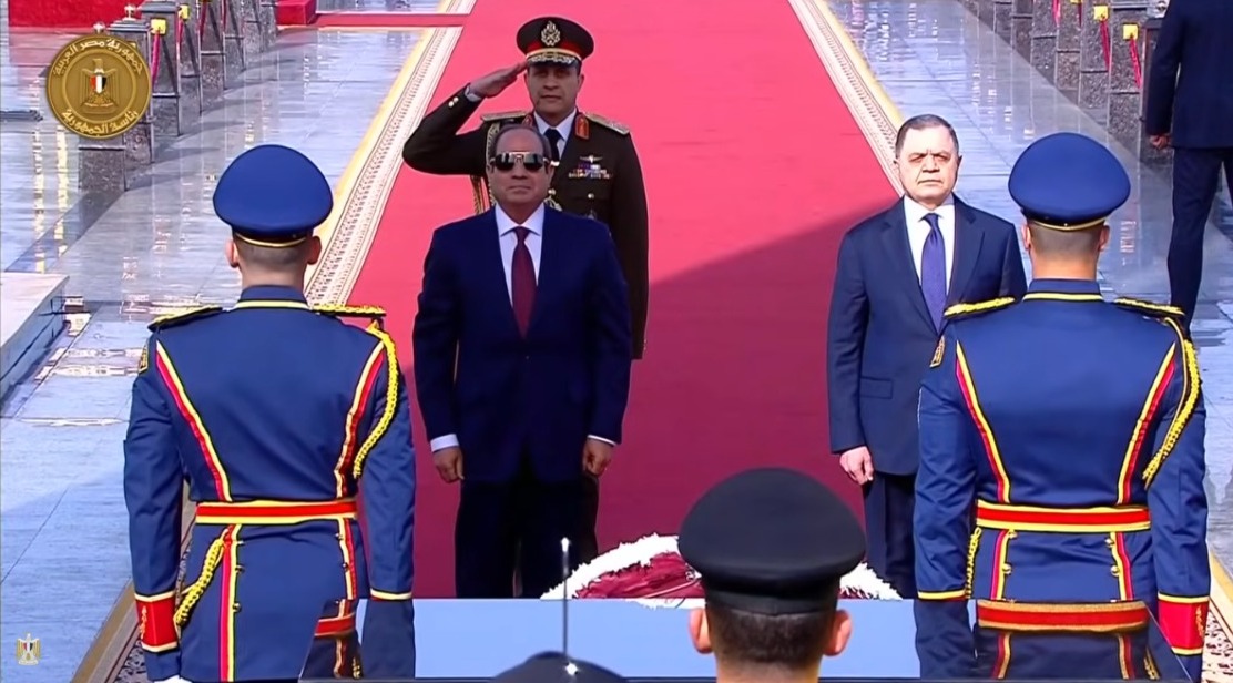 <strong>الرئيس السيسي يضع إكليلًا من الزهور على النصب التذكاري لشهداء الشرطة</strong>