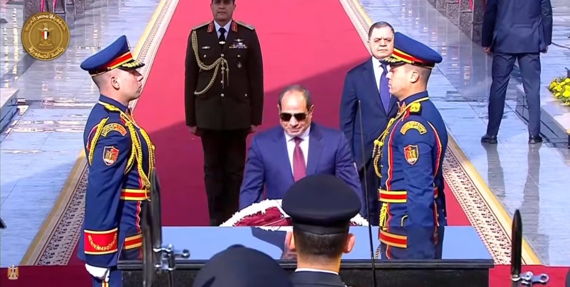 <strong>الرئيس السيسي يضع إكليلًا من الزهور على النصب التذكاري لشهداء الشرطة</strong>