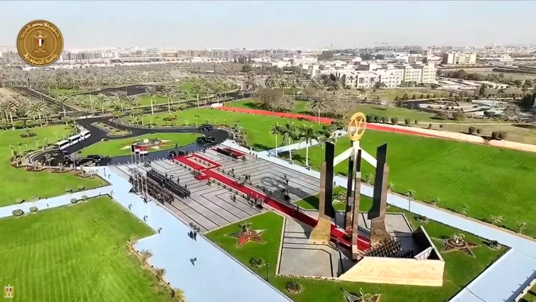 <strong>الرئيس السيسي يضع إكليلًا من الزهور على النصب التذكاري لشهداء الشرطة</strong>