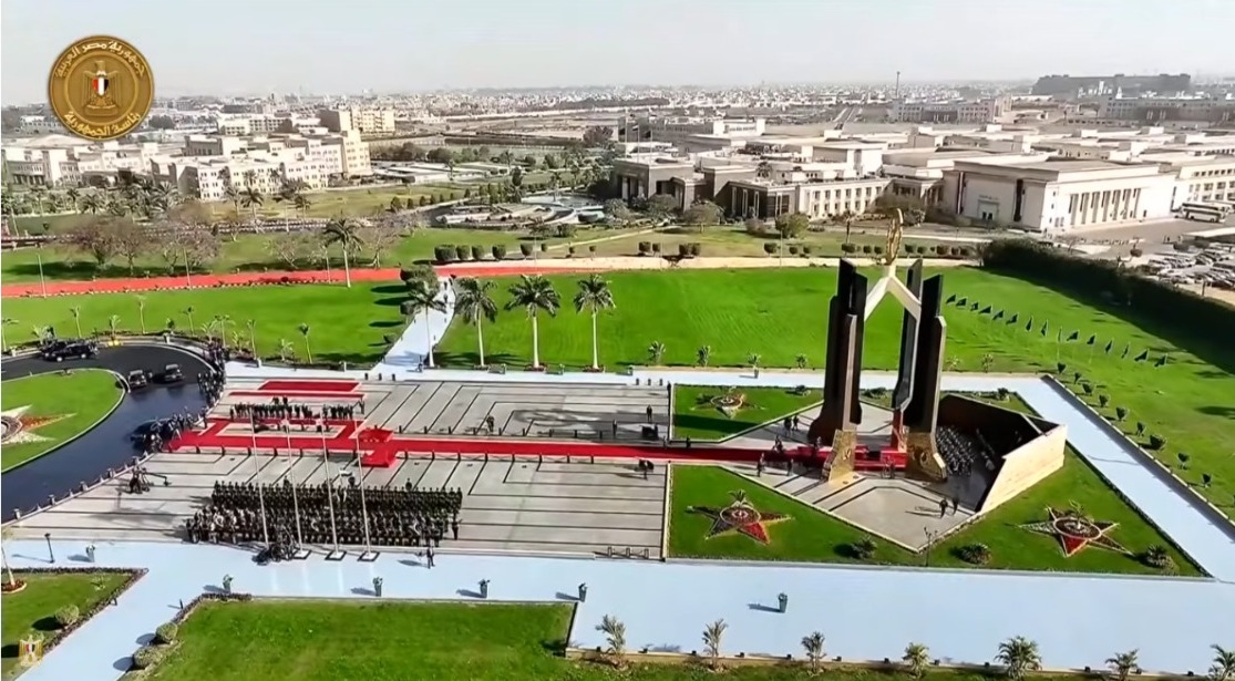 <strong>الرئيس السيسي يضع إكليلًا من الزهور على النصب التذكاري لشهداء الشرطة</strong>
