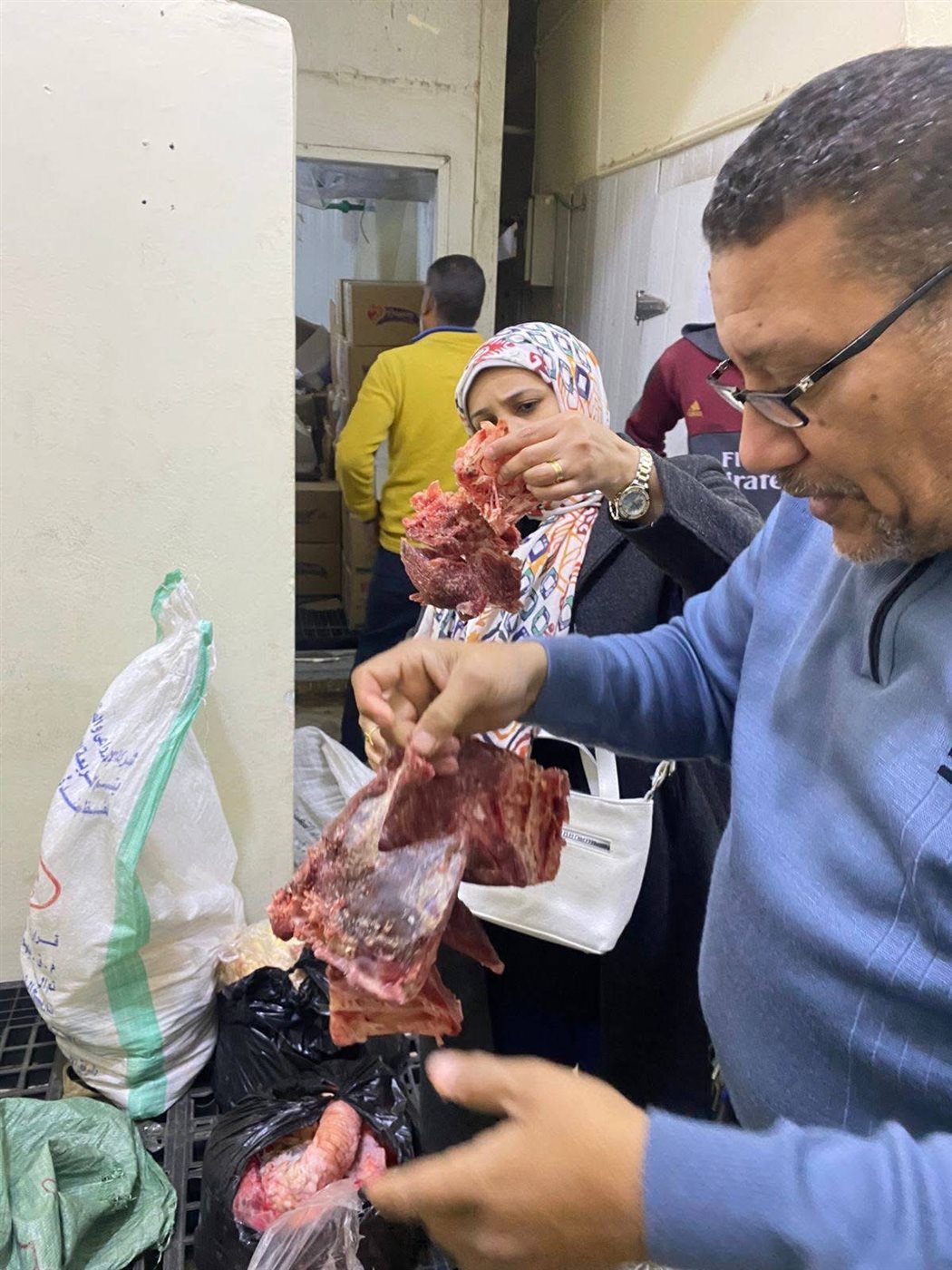 ضبط لحوم فاسدة بأحد ثلاجات الأقصر