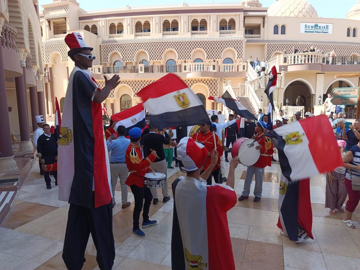 السياح يشاركون باحتفالات الشرطة بالغردقة