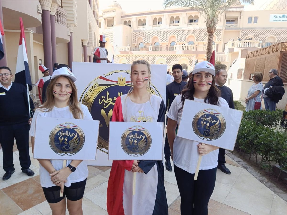 السياح يشاركون باحتفالات الشرطة بالغردقة