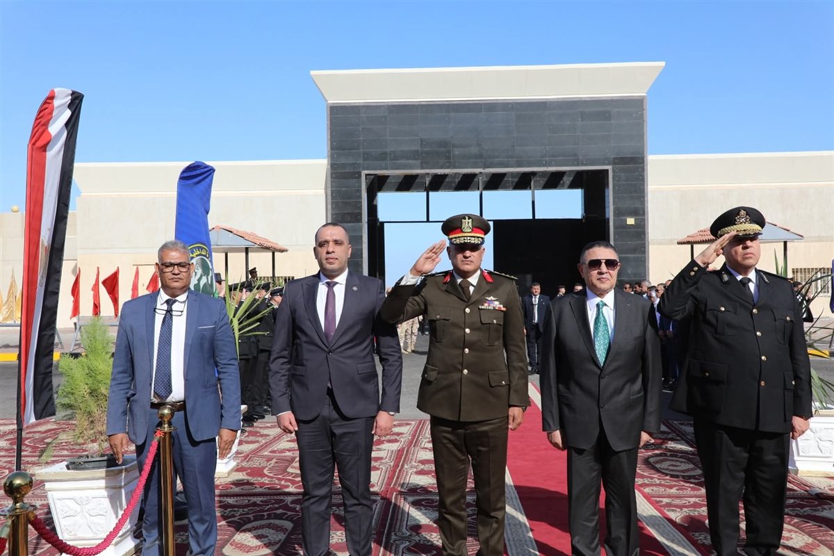 محافظ البحر الاحمر يضع إكليل من الزهور 