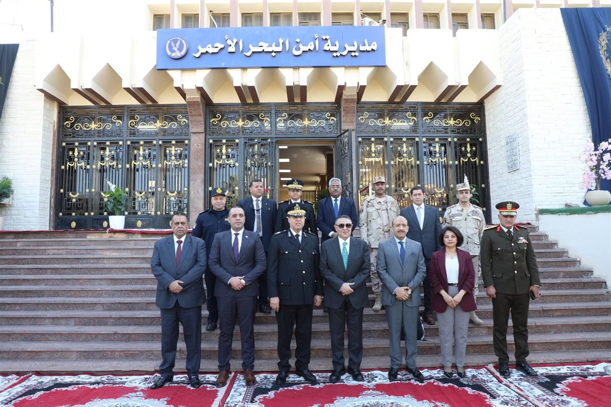 محافظ البحر الاحمر يضع إكليل من الزهور 