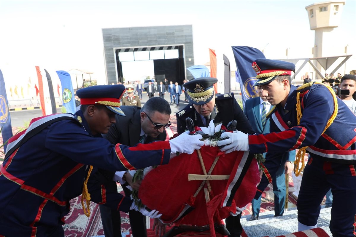 محافظ البحر الاحمر يضع إكليل من الزهور 