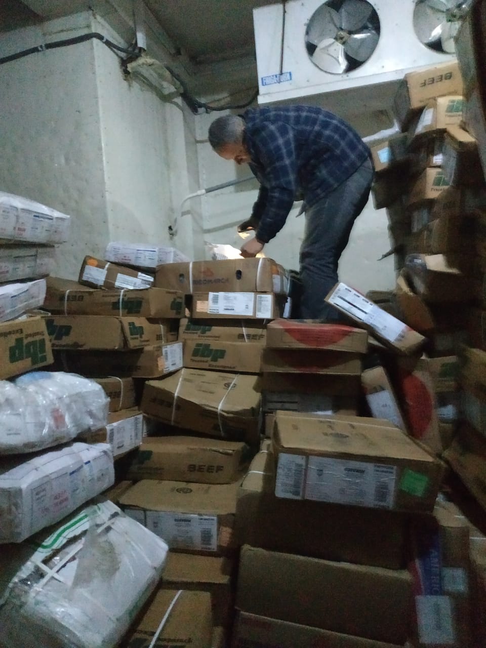 ضبط 300 كيلو لحوم مجهولة المصدر وطن جلسرين غير مطابق للمواصفات في حملة لتموين الغربية