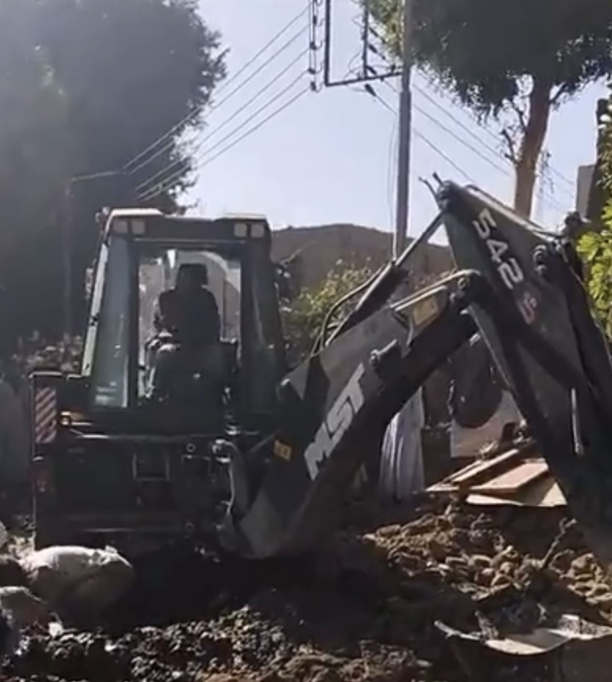 إنهيار منزل وتدمير جهاز عروسه كامل بالأقصر