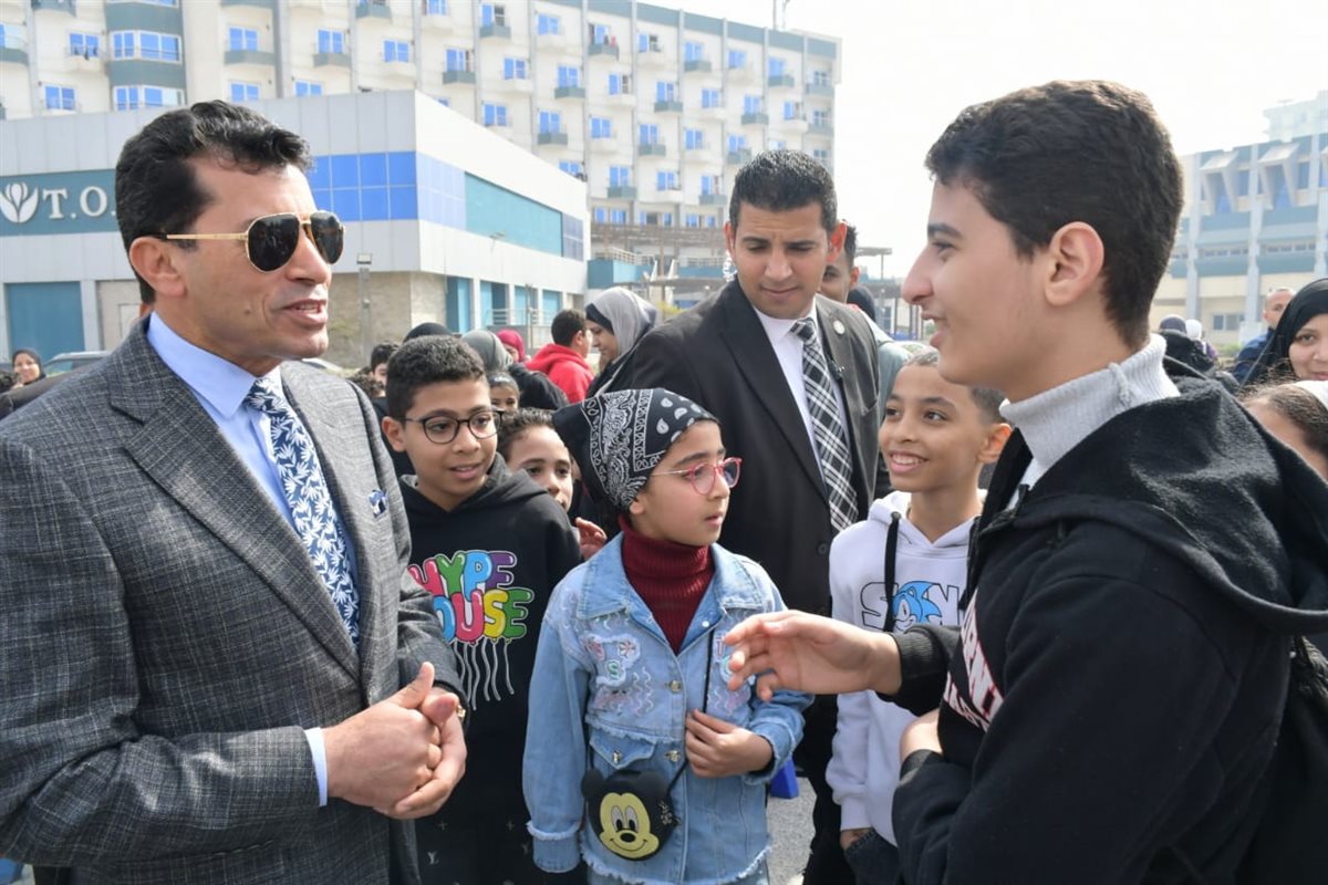 <strong>وزير الشباب والرياضة يتابع تطبيق الكود الطبي للرياضيين بوحدة الطب الرياضي بالمعادي</strong>