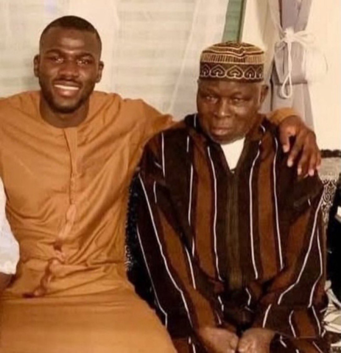 قائد منتخب السنغال خاليدو كوليبالي رفقة والده