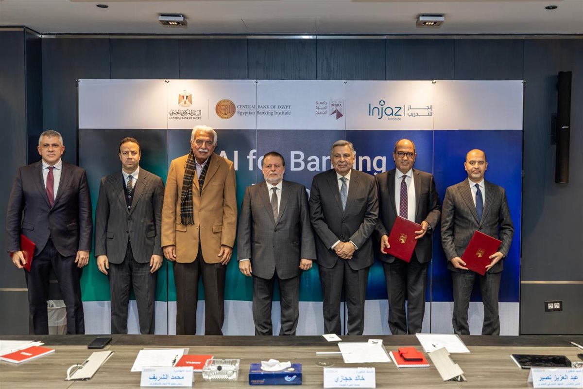 جانب من التوقيع