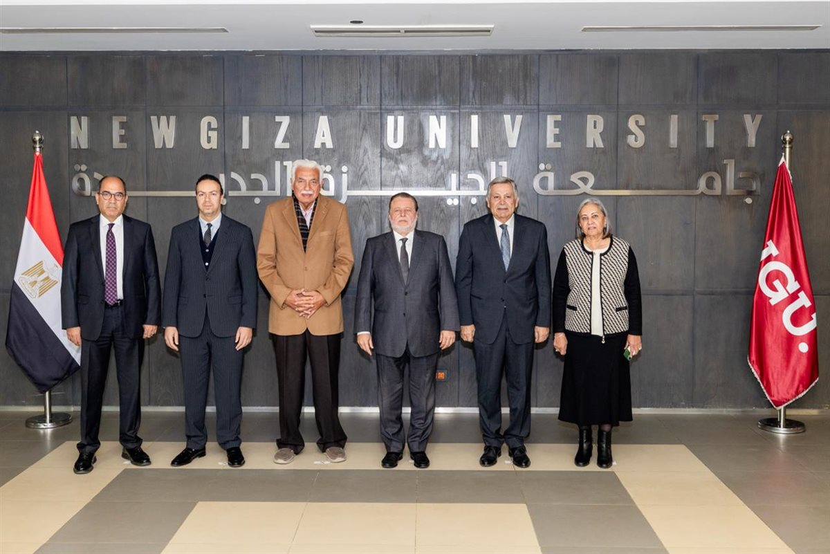 على هامش توقيع العقود