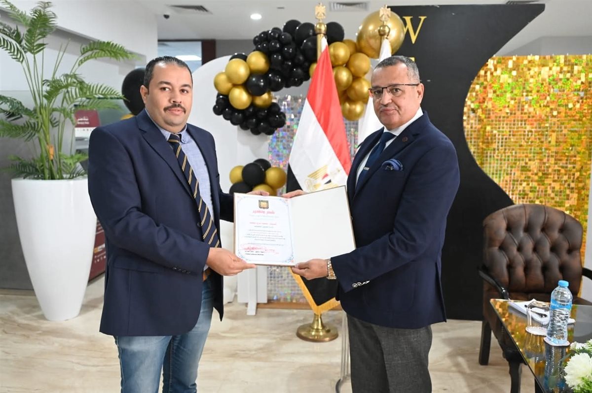 المحافظ يكرم الفائزين بجائزة التميز الحكومي