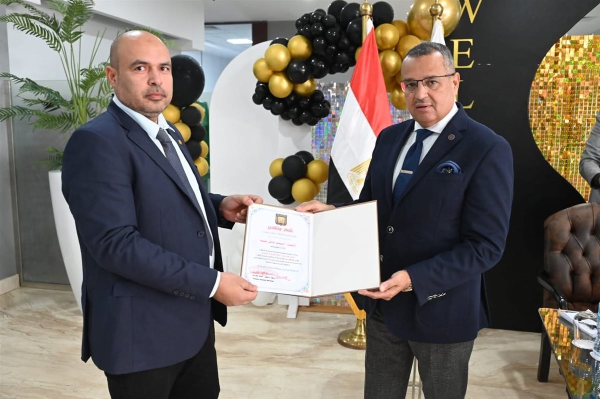 المحافظ يكرم الفائزين بجائزة التميز الحكومي