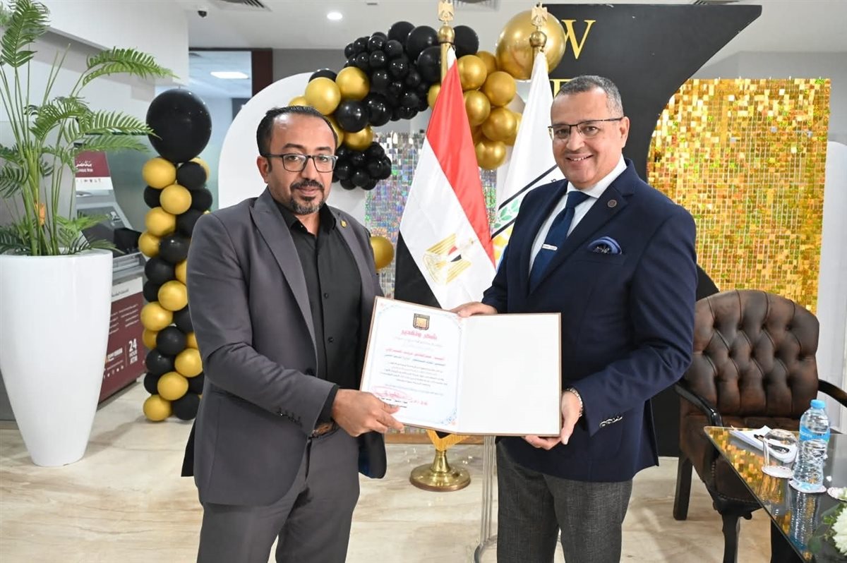 المحافظ يكرم الفائزين بجائزة التميز الحكومي