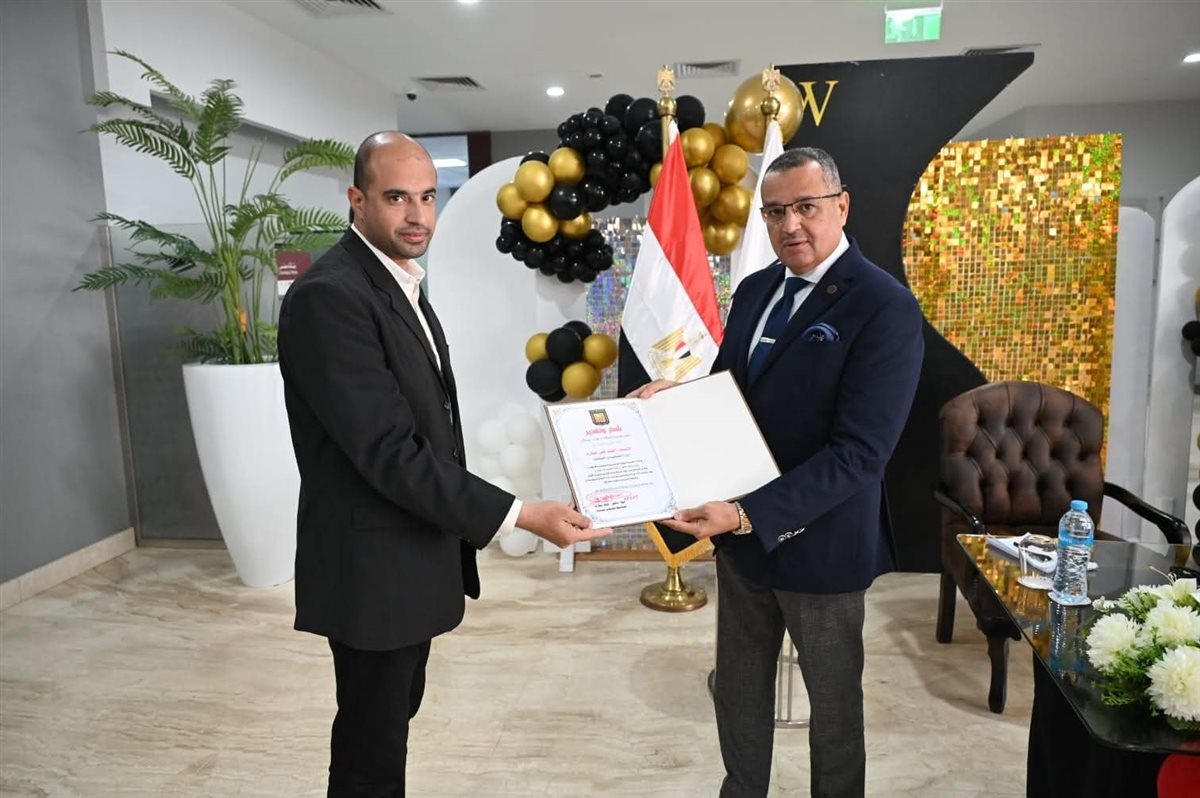 المحافظ يكرم الفائزين بجائزة التميز الحكومي