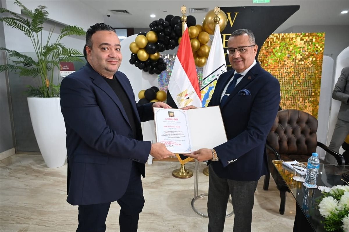 المحافظ يكرم الفائزين بجائزة التميز الحكومي