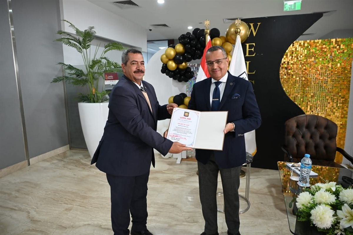 المحافظ يكرم الفائزين بجائزة التميز الحكومي