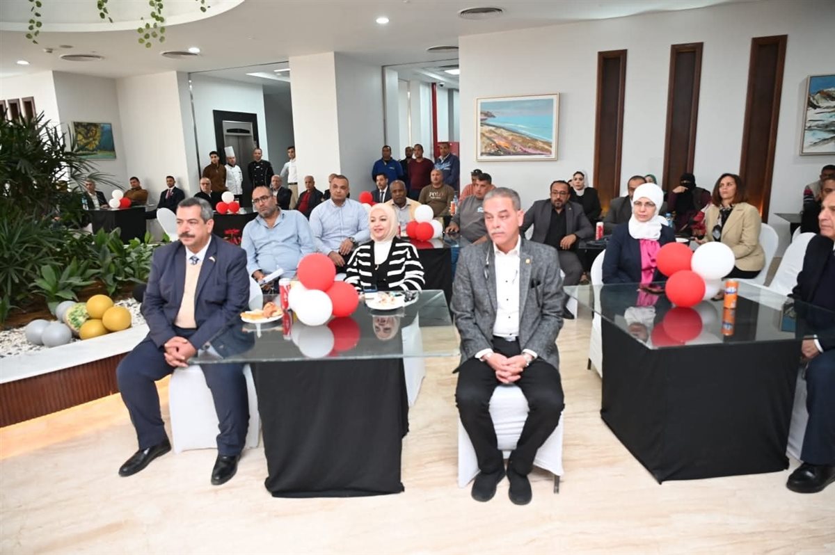 المحافظ يكرم الفائزين بجائزة التميز الحكومي