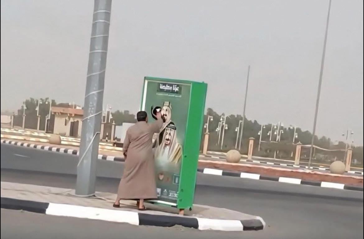 &nbsp;معتمر يمني يعبّر عن امتنانه لـ مملكة السعودية بطريقته الخاصة