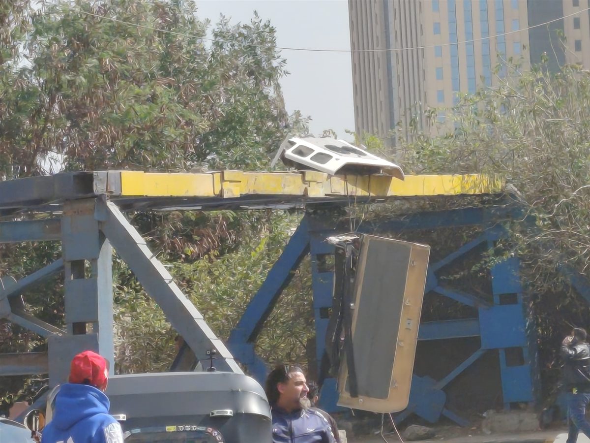 <strong>اصطدام أتوبيس سياحي بعلامات الأرتفاع في إمبابة</strong>