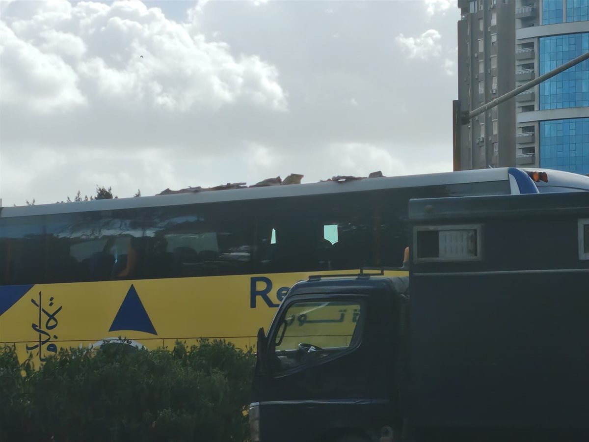 <strong>اصطدام أتوبيس سياحي بعلامات الأرتفاع في إمبابة</strong>